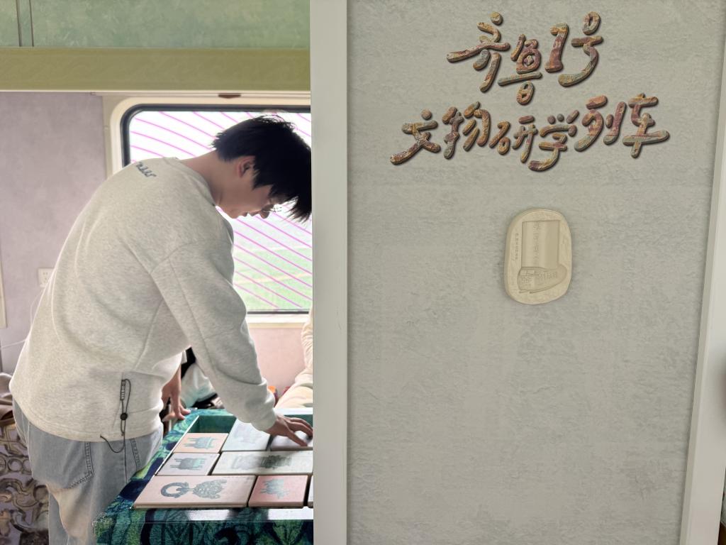 文旅新探|“博物馆”开到列车上-新华网