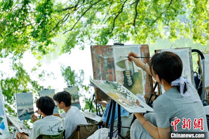 安徽黟县:古村写生热-新华网
